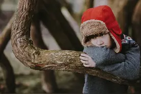 4岁男孩独自流泪，真相令人深思：我们是怎么把孩子养成白眼狼的图片