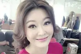 央视主持王小骞意外怀孕，结束15年丁克生活，如今频繁晒娃引争议图片