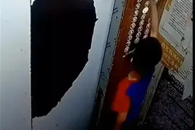 10岁男孩尿停电梯大哭，该拿什么来拯救无法无天的熊孩子？图片