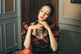 迪丽热巴私服照，复古红色花瓣泡泡袖褶皱连衣裙，尽显曼妙身材图片