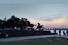 夕阳下的南京五马渡广场实拍，这样的江边风景你们说美吗？图片