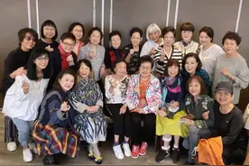 一众戏骨聚会！米雪冻龄有术鲍起静精神足，3位大咖的妈妈罕露面图片