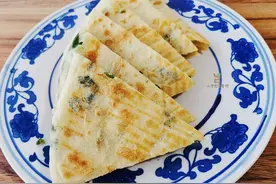烙饼和面，用烫面还是半烫面？面点师：多加1料是关键，暄软好吃图片