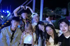 王中磊14岁儿子近照，胡子拉碴显沧桑，被吐槽儿女颜值差距大？图片