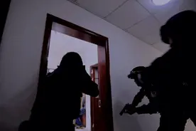 不是演习！泸州突发持刀劫持，一小女孩躲在卧室报警求救图片
