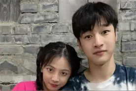 吃鸡一哥少东公布恋情，女友JK装小黑袜很纯，网友：是心动的感觉图片