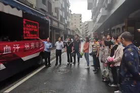 “地摊经济”火了！章贡公安警花警草也摆起了“警务地摊”，看看他们卖了啥？图片