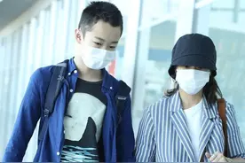 海清14岁儿子罕现身，已比妈妈高出半头！全程提行李箱被赞太贴心图片