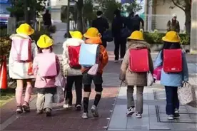 日本小学生的书包里有什么？书只占一部分，有的东西中国学生没有图片