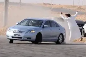 公路上有前驱车漂移甩尾？中东“死亡漂移”不能学图片