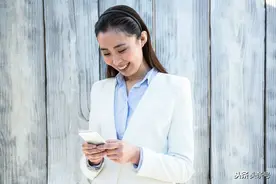 43岁女人让男保姆捶背，女人：这是责任，男保姆：我不是你老公图片