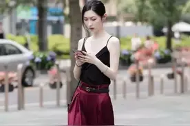 今年流行双开的冰丝裤，站姿“耳风”凉爽舒适，据说坐姿会更美图片