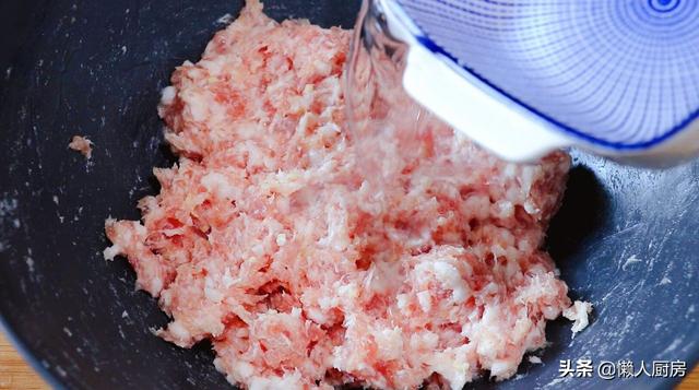 天冷爱吃这道菜，教你马蹄猪肉丸子的做法，猪肉肥瘦选择有小窍门