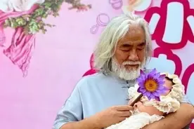 68岁张纪中女儿满月宴照片曝光！全家古风造型，妻子白裙似仙女图片