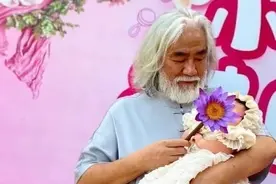 68岁张纪中女儿满月宴照片曝光！全家古风造型，妻子白裙似仙女图片