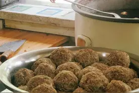 河南最受欢迎的早点，肉馅像球一样大，人们疯狂来抢图片