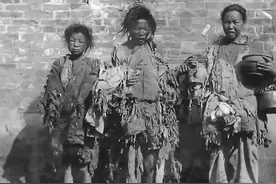 清末老照片：女孩裹脚眼中噙满泪花，慈禧葬礼上纸扎人十分逼真图片