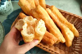 炸油条想要蓬松酥脆，有人加鸡蛋、有人加酵母粉，其实都不正确图片