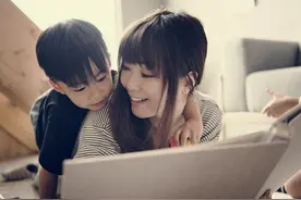 被哄睡的孩子和自主入睡的孩子，长大后的差距明显，不仅在智商上图片