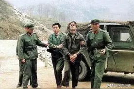 对越作战旧照：中国侦察兵渗透抓获越军俘虏图片