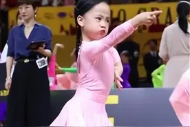 6岁女孩跳拉丁舞走红，鼓腮瞪眼表情卖力，网友：宛若愤怒的小鸟图片