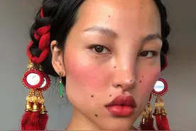 藏族女孩因“丑”爆火！长着丹凤眼和满脸黑痣，却成了时尚圈名模图片