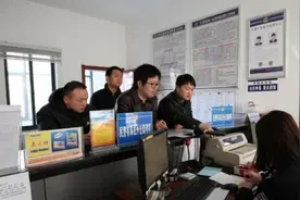 父母都姓“王”，给龙凤胎宝宝取名，上户口时民警直呼：太有才了图片