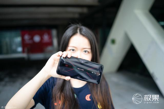 红魔5G暴走开黑，144Hz刷新率爽飞！除了打游戏它还有狠招～