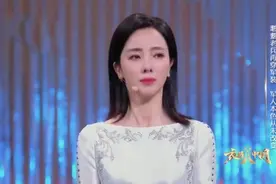 央视主持李思思近照曝光，穿白色礼服知性优雅，谈及爷爷泪洒现场图片