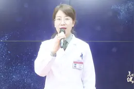 皮肤总是掉死皮还有出血点？专家：这可能是银屑病！视频封面