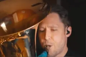 超级厉害的用萨克斯笛头吹大号！演奏的音色还很好听！真正的大佬图片
