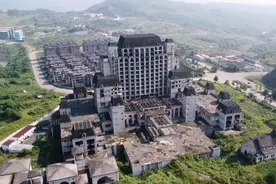 涪陵城郊烂尾楼群，异域风情废弃多年，虽然烂尾却为艺术献身图片