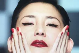 身形好到爆，55岁刘美君晒六块腹肌获封最美奶奶，曾两度失婚图片