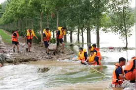 洪水冲垮8米长堤坝 消防员急流中筑“人墙”紧急封堵！图片