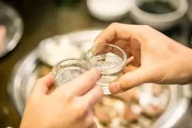 为什么有的白酒喝完后会口渴，而有的白酒则不会？图片