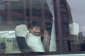 独自上路！孙颖莎告别恩师踏上世乒赛征程，网友泪目看师徒挥别图片