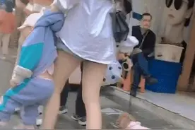 小姨带娃的路子有多野？看完这几张图，网友：这届小姨跟宝宝有仇图片