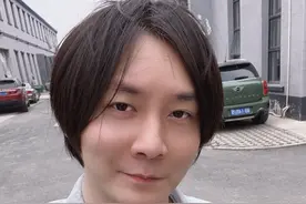 张大仙的弟弟考上大学，张大仙给他买了一台手机，网友羡慕了图片