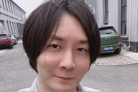 张大仙的弟弟考上大学，张大仙给他买了一台手机，网友羡慕了图片