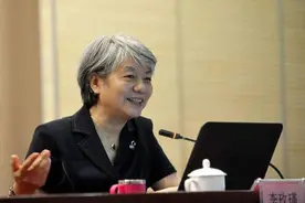 尹建莉隔空批李玫瑾，看到两位育儿大咖“PK”，宝妈：我该听谁的图片