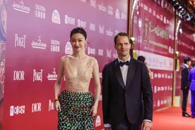 倪妮太会挑衣服了，穿上裸色的服装，远看还挺有女人味的图片