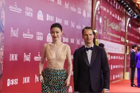 倪妮太会挑衣服了，穿上裸色的服装，远看还挺有女人味的图片