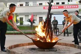 嗨翻天！这场退伍老兵篝火晚会有点狂热~图片