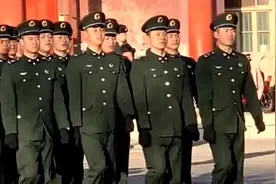 三军仪仗队军人在故宫里行走，前排的兵哥哥笑容很吸引人！视频封面