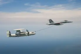 美国航母编队的新“千里眼”E-2D预警机及其战术应用图片