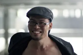 变态暴露狂逮着机会，掀开衣服对美女笑，美女飞起一脚教变态做人视频封面