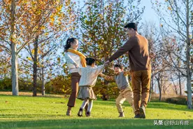照顾父母十年，终究吃力不讨好：这世间的“亲情”，比不过金钱图片