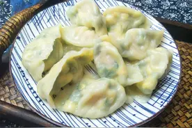 煮饺子时，开锅下入易破皮，牢记3步，煮饺子不破皮不露馅图片