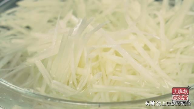 怎样把土豆丝炒的又香又脆？只需一点小技巧，味道比饭店还好吃