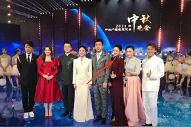 央视中秋晚会变化好大！主持人庞晓戈换成李丹，康辉撒贝宁成嘉宾图片